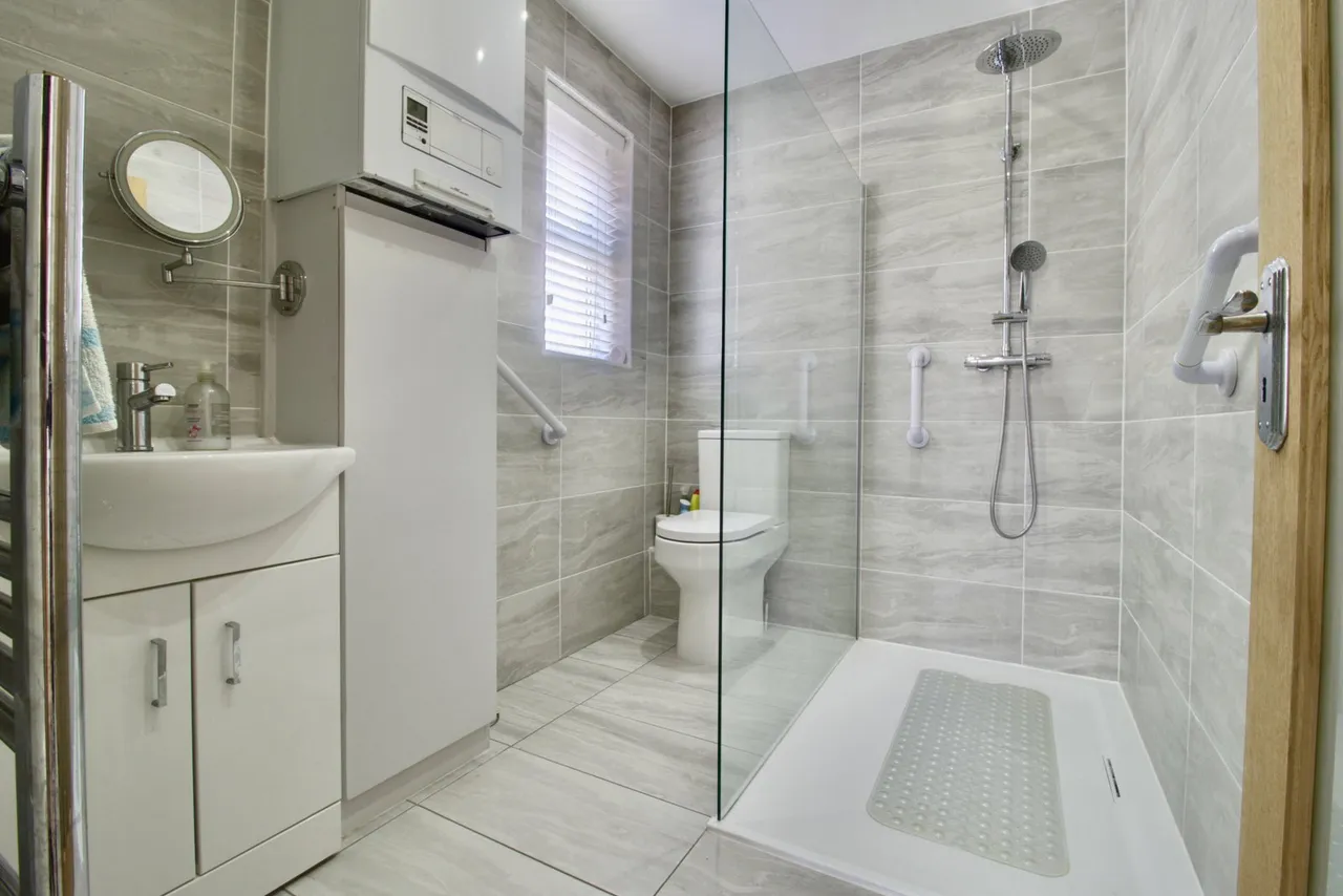 Lancaster Drive, Hornchurch, RM12, photo 6