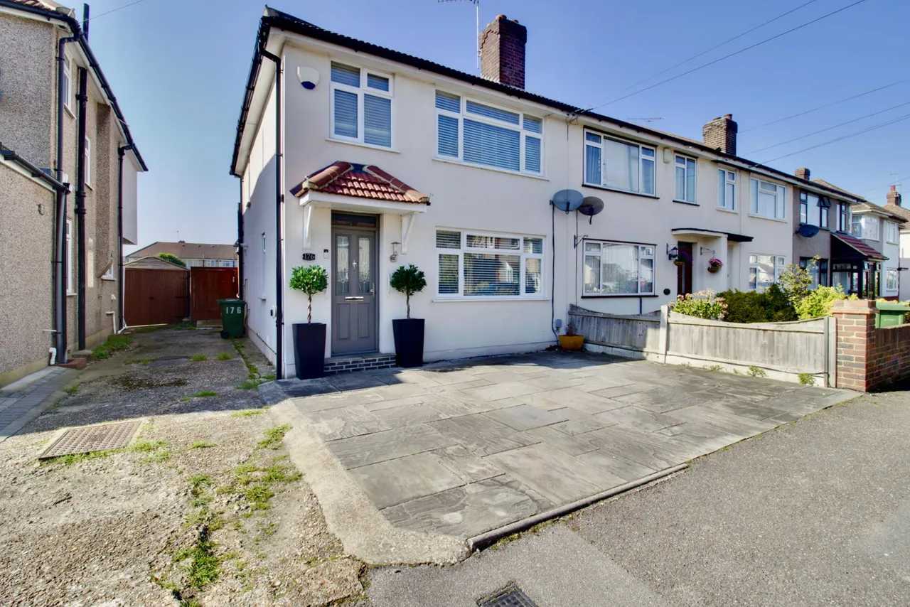 3 bed house for sale, Lancaster Drive, Hornchurch, RM12