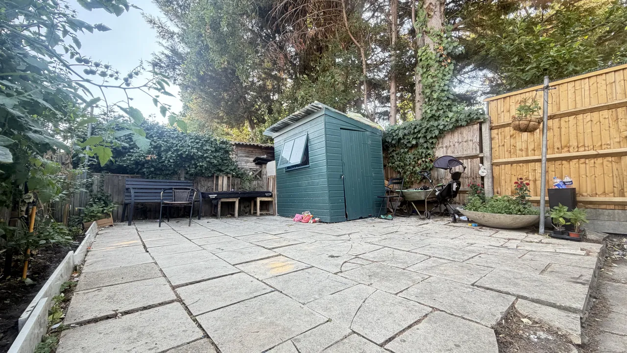 2 bed flat to rent — Connell Crescent, LONDON