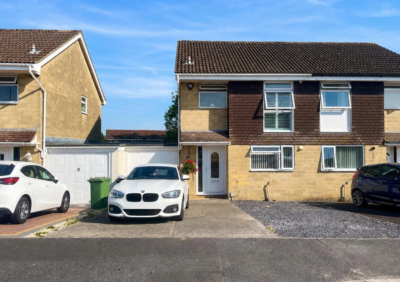 3 bed house for sale — Wyville Road Frome, Somerset BA11 2BT