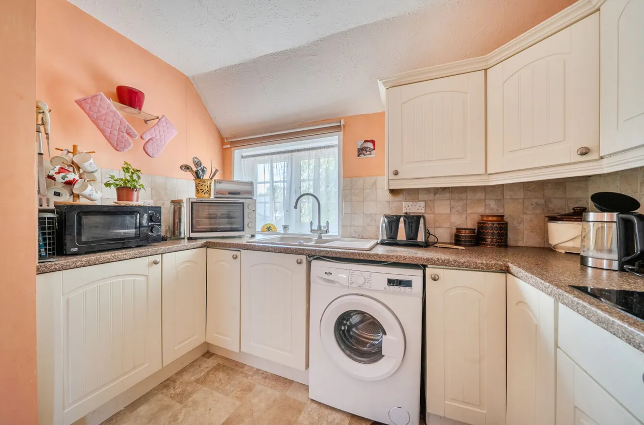 Off Manor Farm Court, Selsey, PO20, photo 9