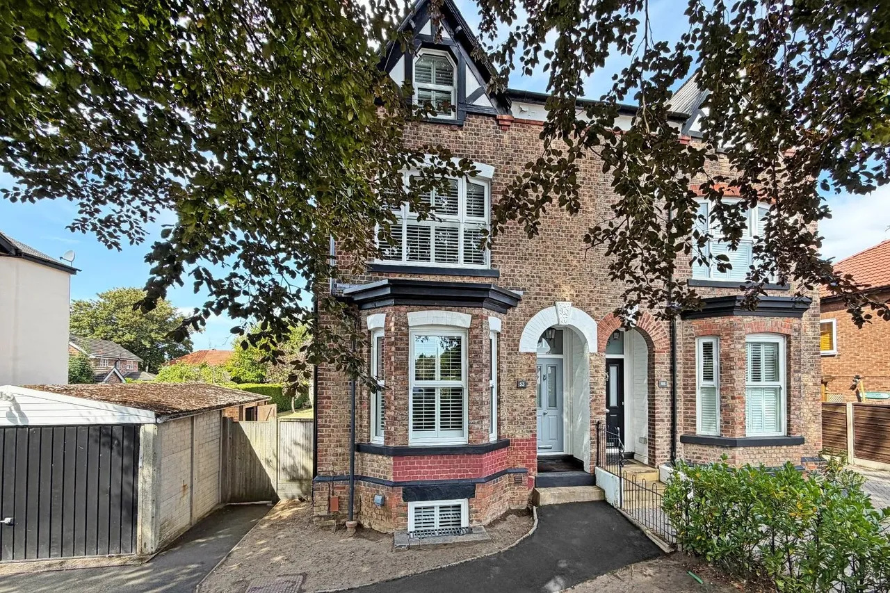 5 bed house for sale — Heyes Lane, Timperley, Cheshire WA15 6DZ