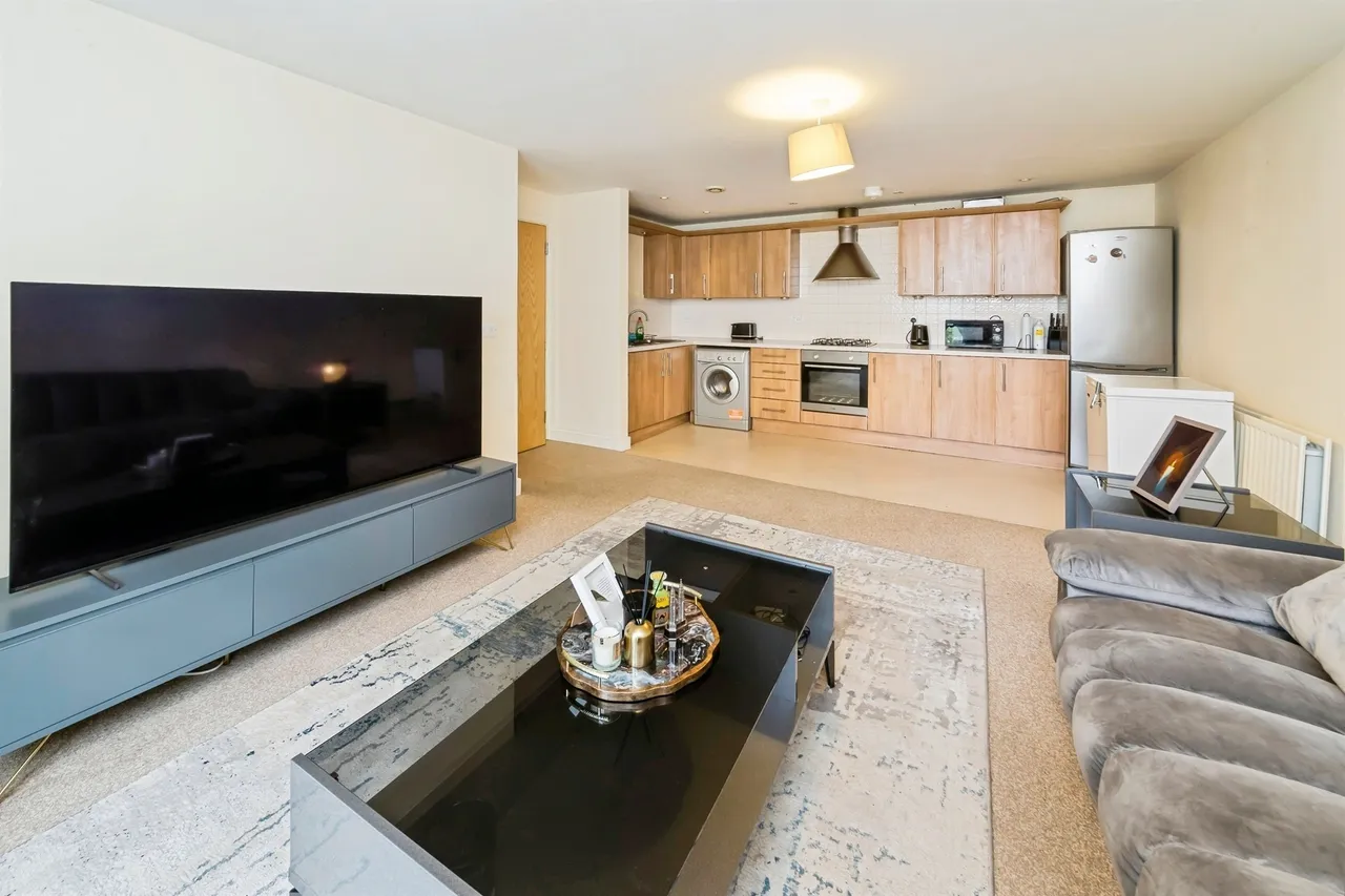 2 bed flat for sale — Rathlin Road, Crawley