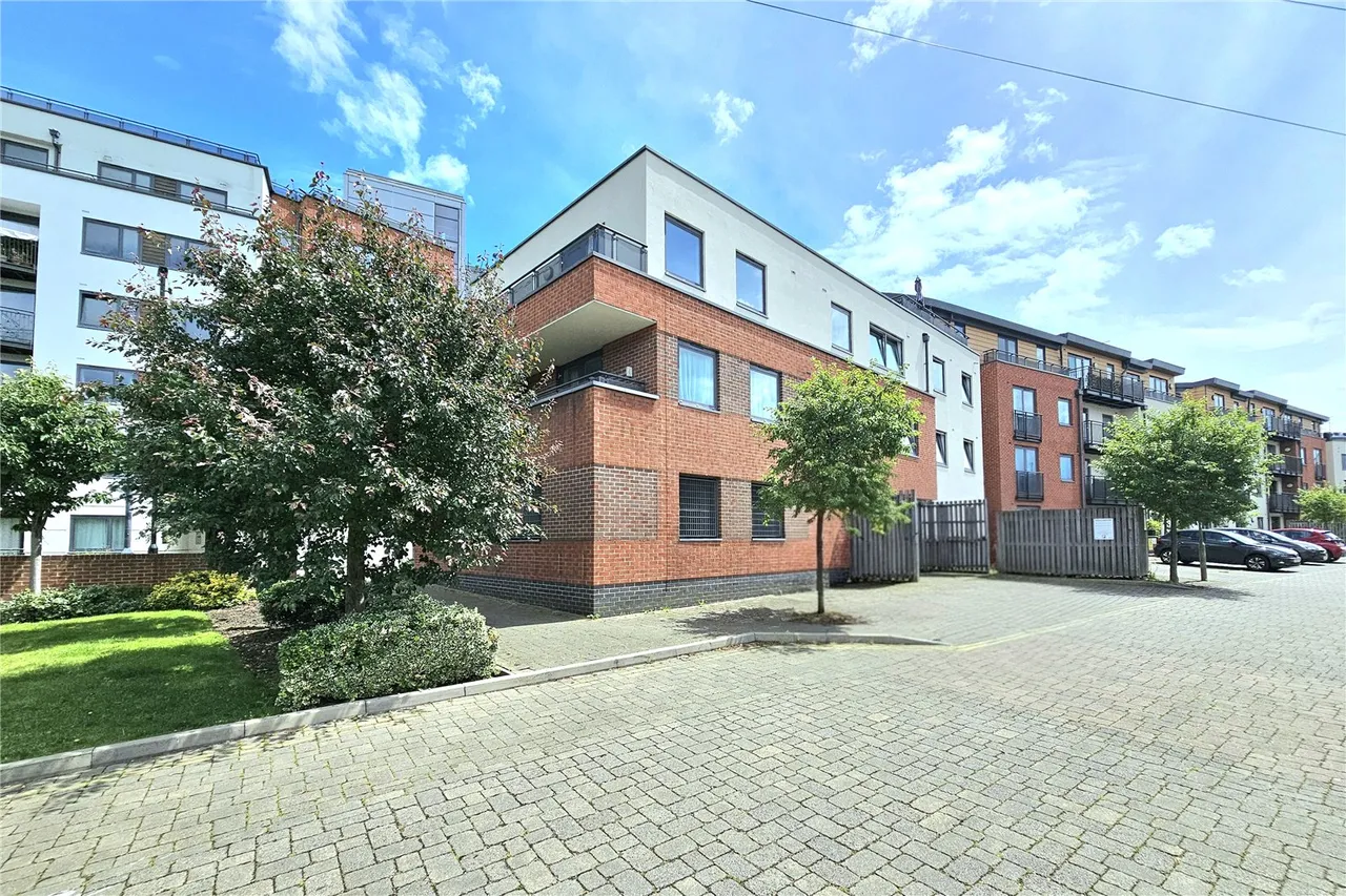 2 bed flat for sale — Southern Road, Camberley, Surrey, GU15 3GG