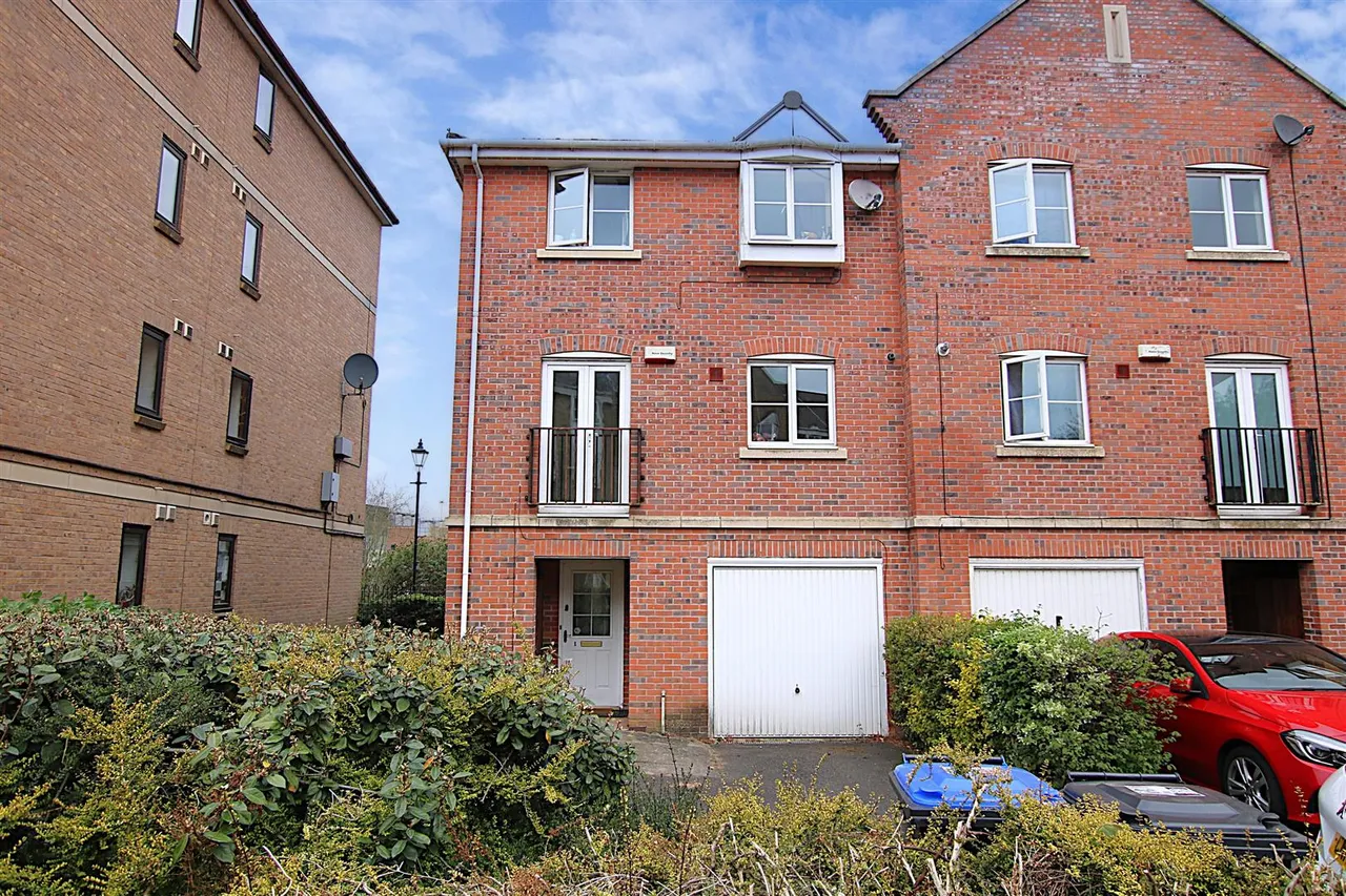 4 bed house for sale — Henry Bird Court, Northampton