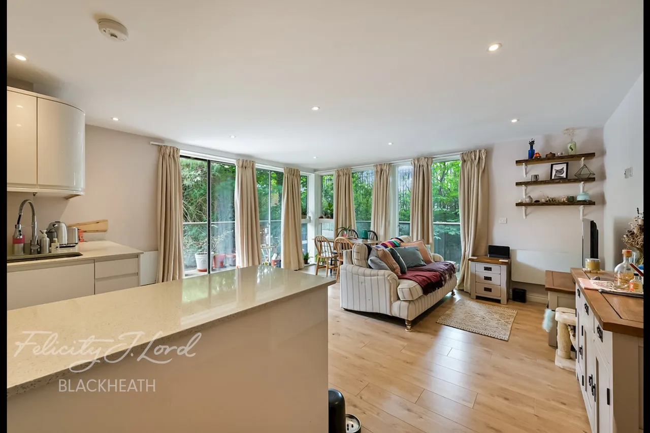 2 bed flat for sale, Station Approach South, Welling