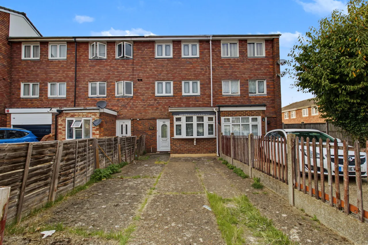 4 bed house for sale, Sevenoaks Close, Romford, RM3