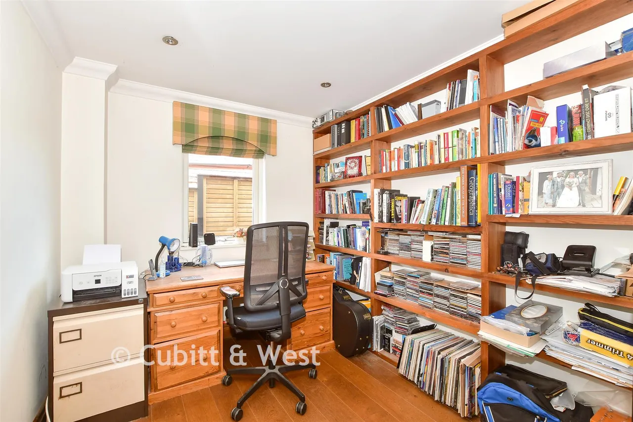 Stonefield Close, Crawley, RH10, photo 6