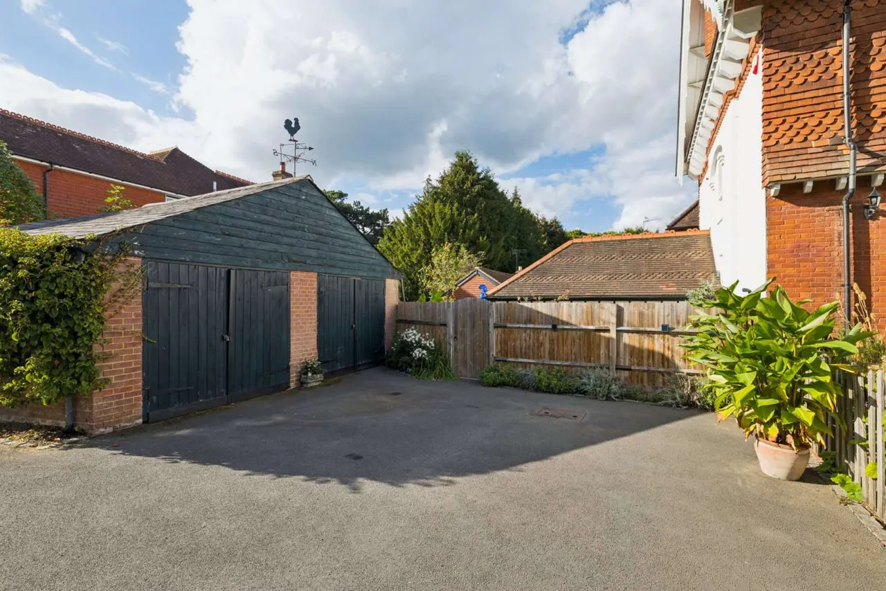 Guildford Road, Westcott, RH4, photo 28