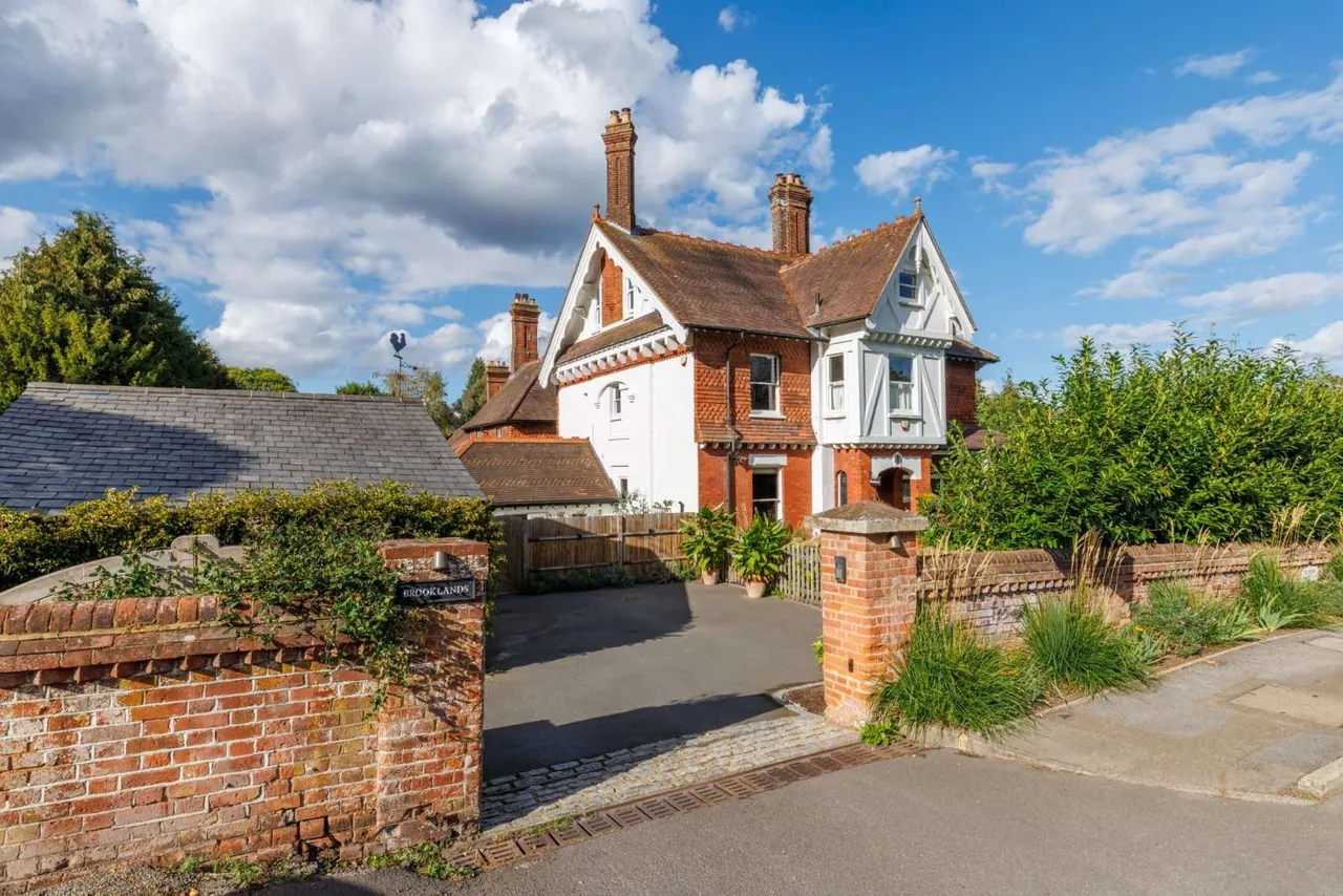 6 bed house for sale, Guildford Road, Westcott, RH4