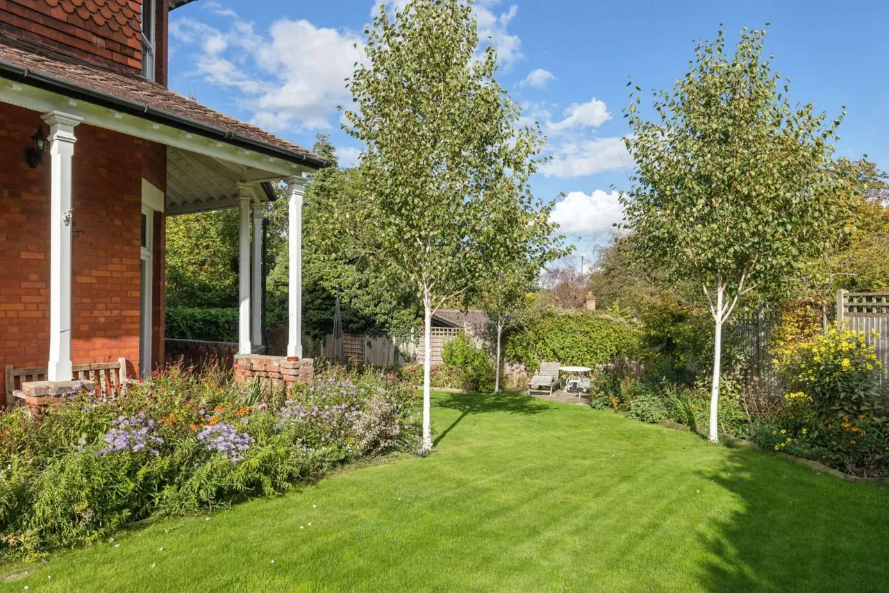 Guildford Road, Westcott, RH4, photo 3