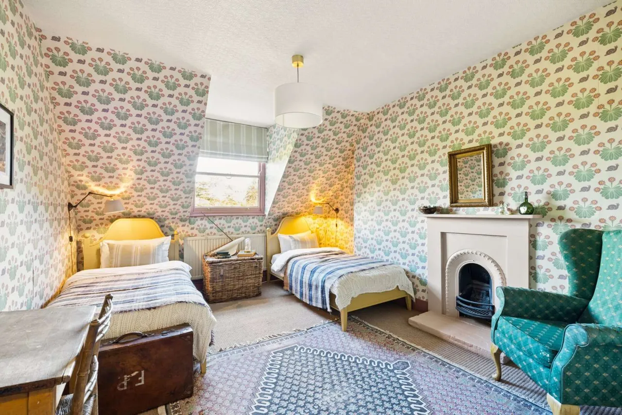 Guildford Road, Westcott, RH4, photo 17
