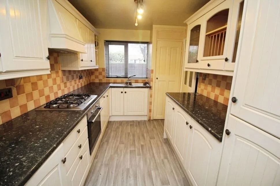 Rowarth Avenue, Glossop, SK13, photo 2