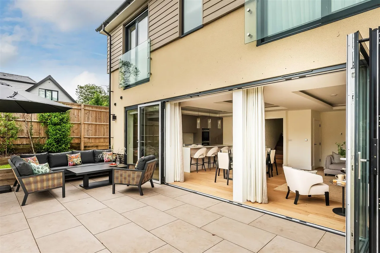 Foxley Place, Fetcham, KT22, photo 17