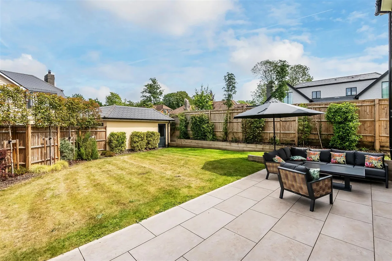 Foxley Place, Fetcham, KT22, photo 9