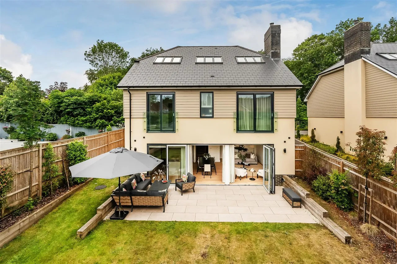 Foxley Place, Fetcham, KT22, photo 2
