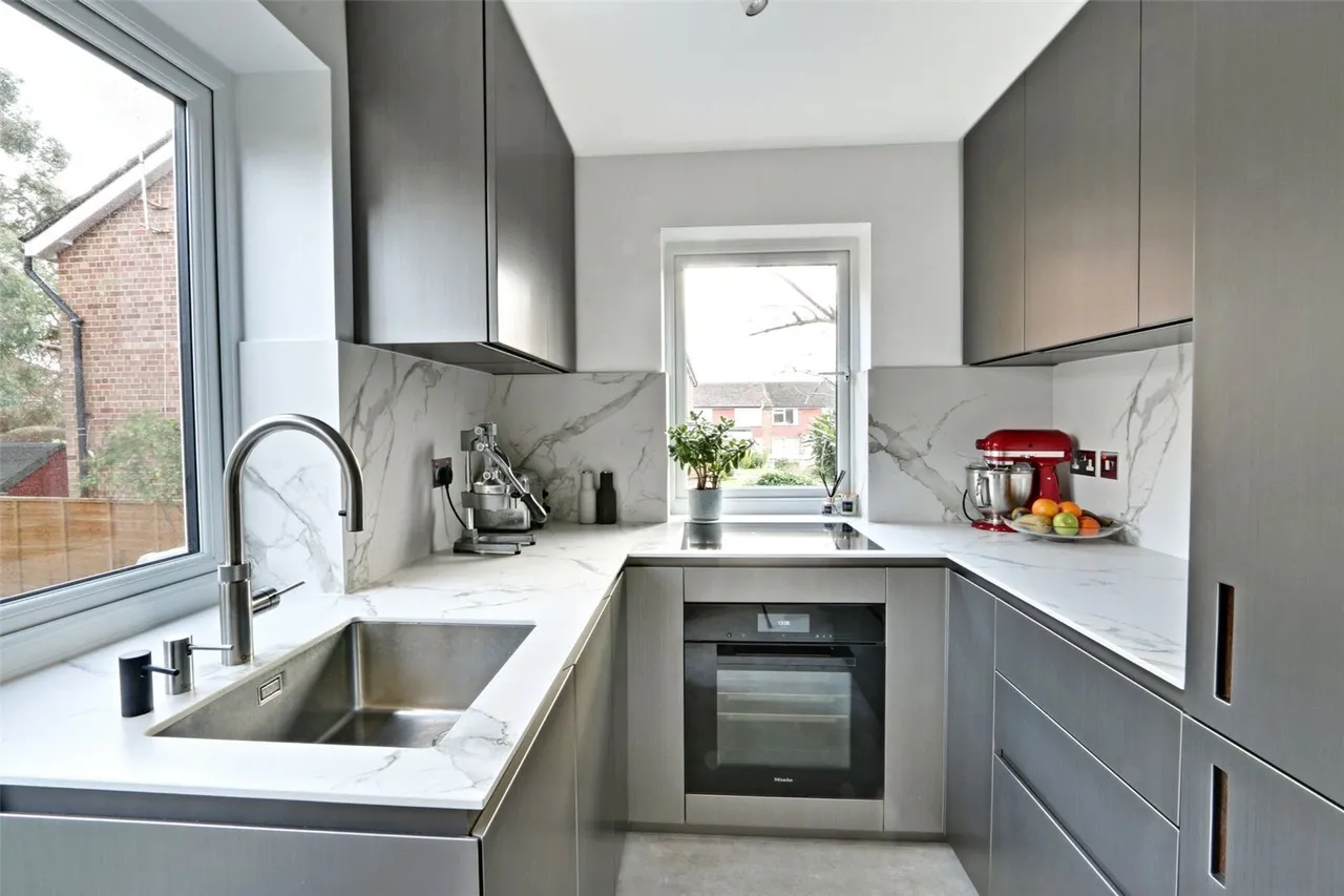 Bramley Close, London, N14, photo 13