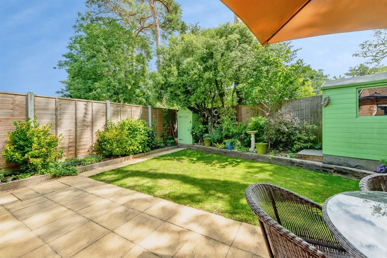 Warren Drive, Crawley, RH11, photo 2