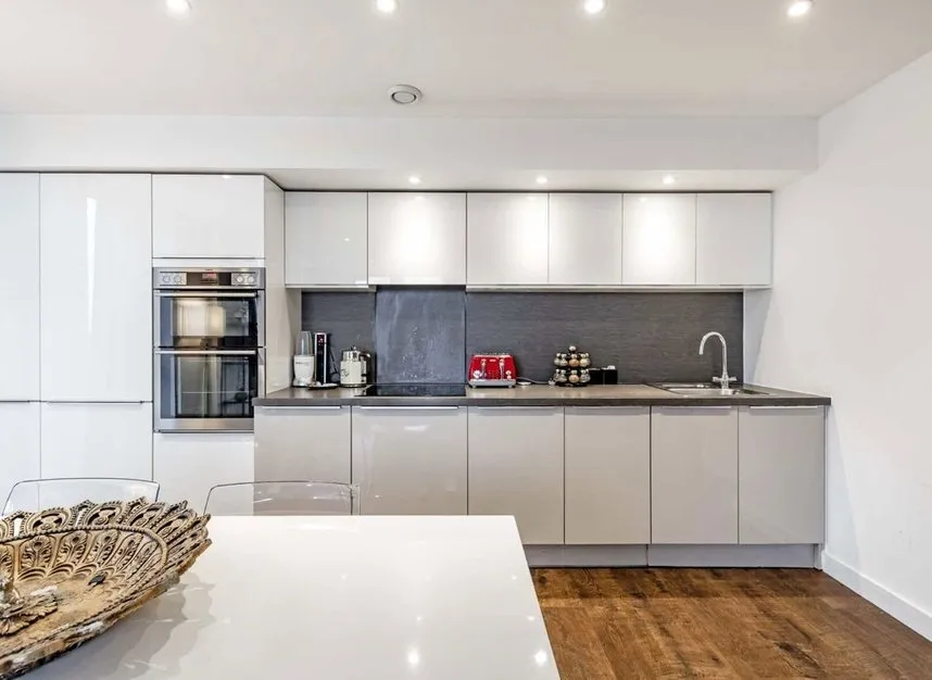 Ealing Road, Brentford, TW8, photo 3