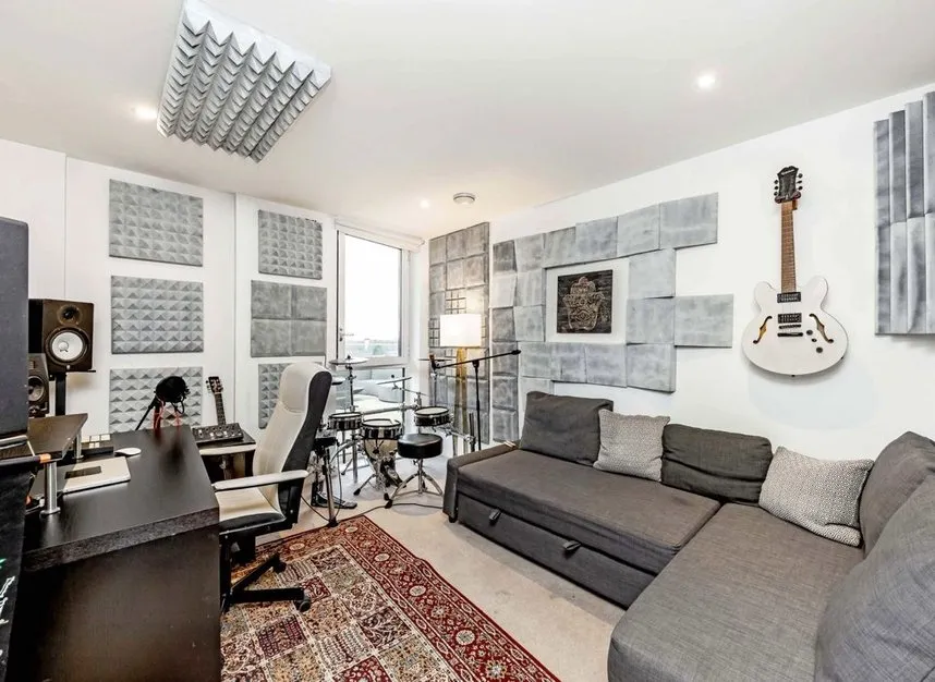 Ealing Road, Brentford, TW8, photo 2