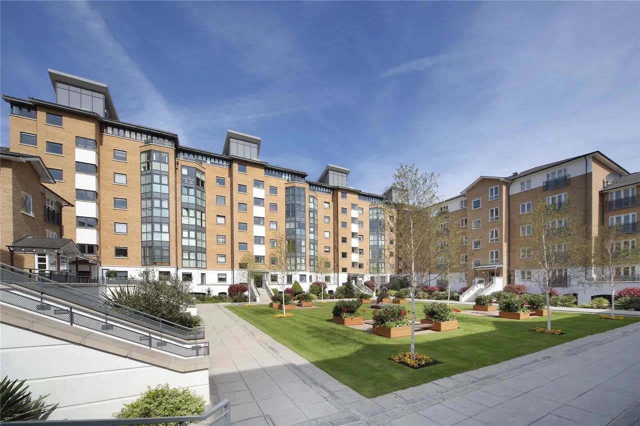 3 bed flat for sale, Cotton Row, Battersea, SW11