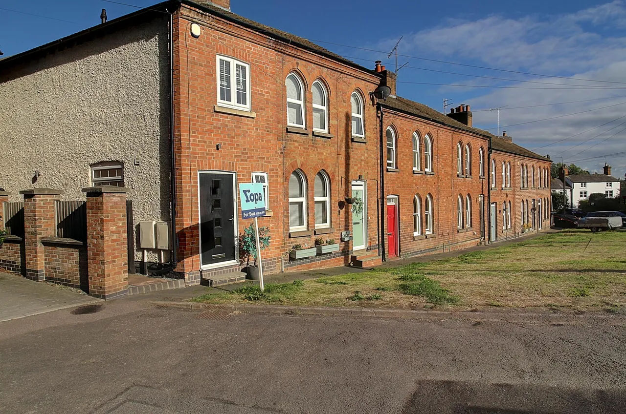 2 bed house for sale, The Green, Croft, LE9