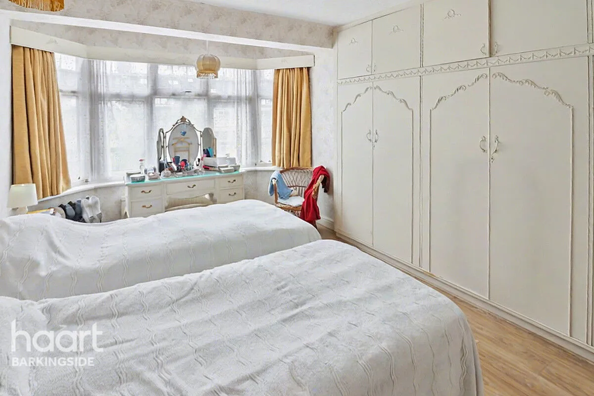 Headley Drive, Gants Hill, IG2, photo 14