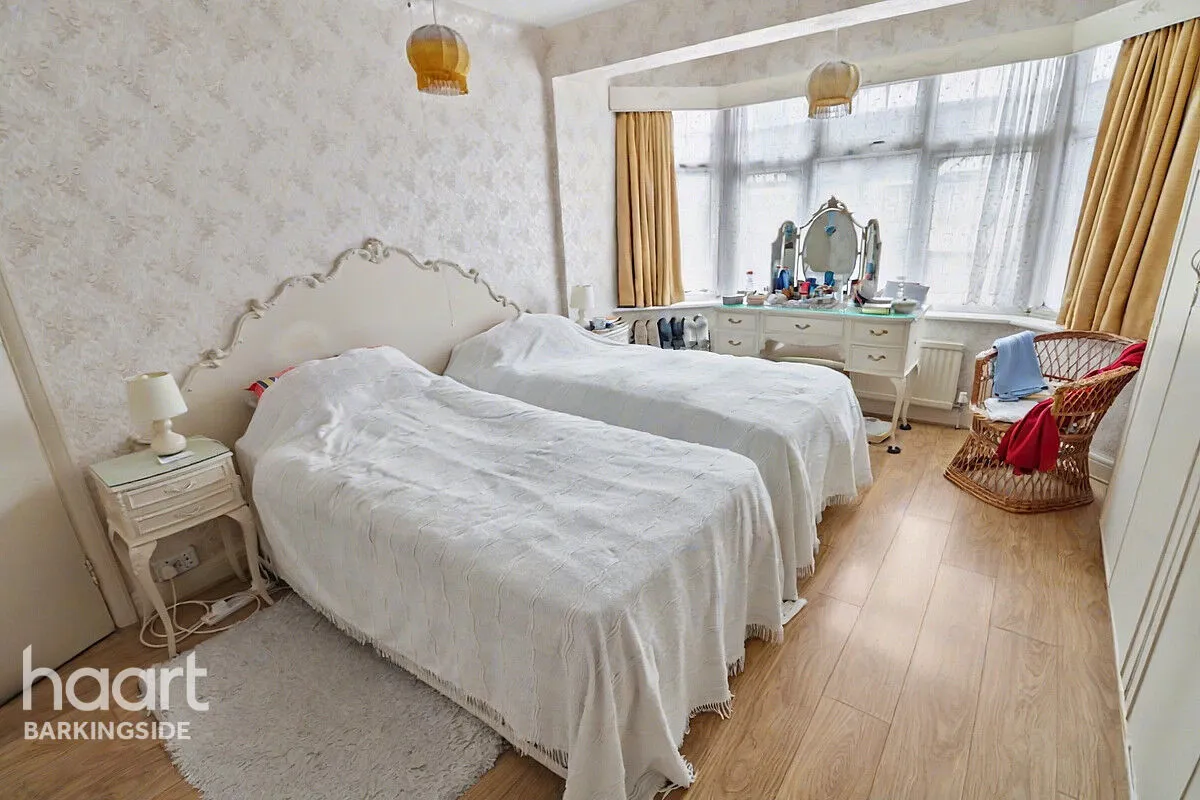 Headley Drive, Gants Hill, IG2, photo 15