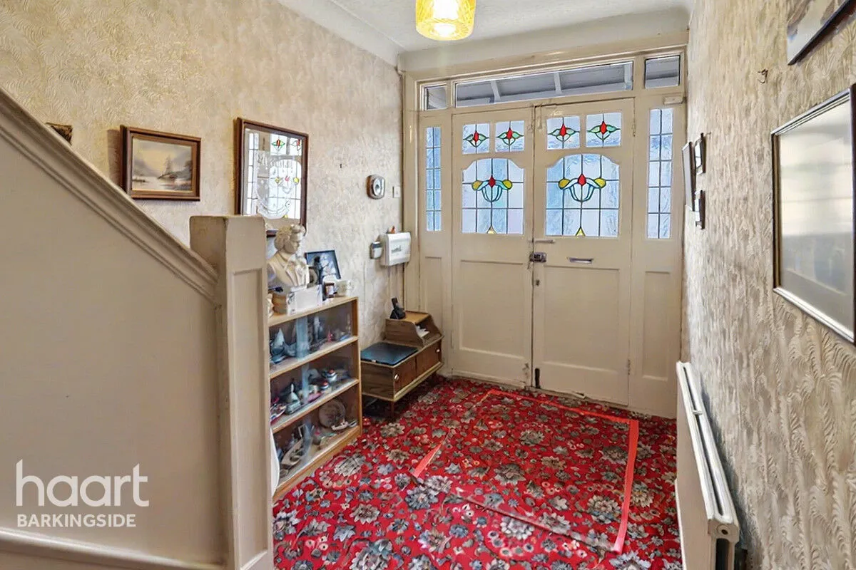 Headley Drive, Gants Hill, IG2, photo 2