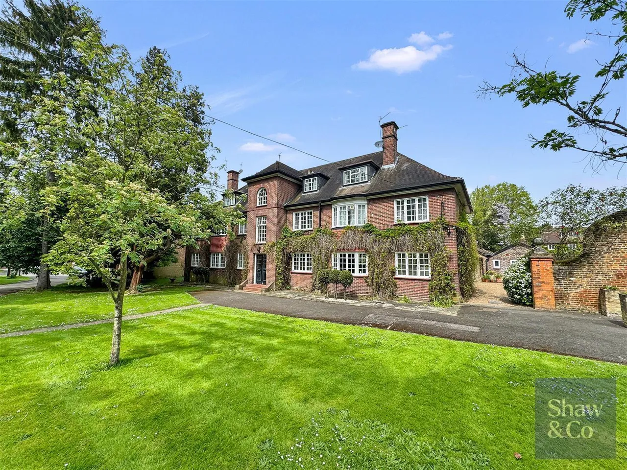 3 bed flat for sale, Castle Way, Feltham