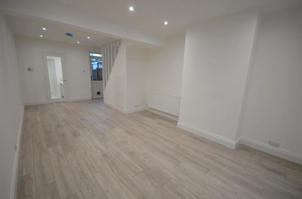 2 bed house to rent — Brighton Road, Watford
