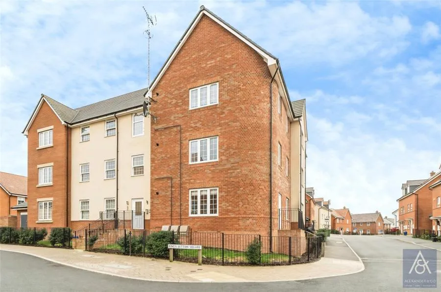2 bed flat for sale, Kings Sutton Square, Buckingham, MK18