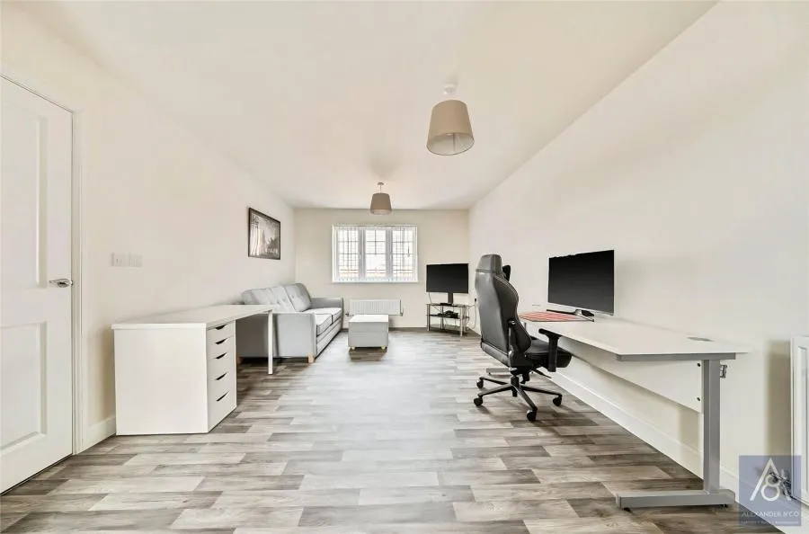 Kings Sutton Square, Buckingham, MK18, photo 2