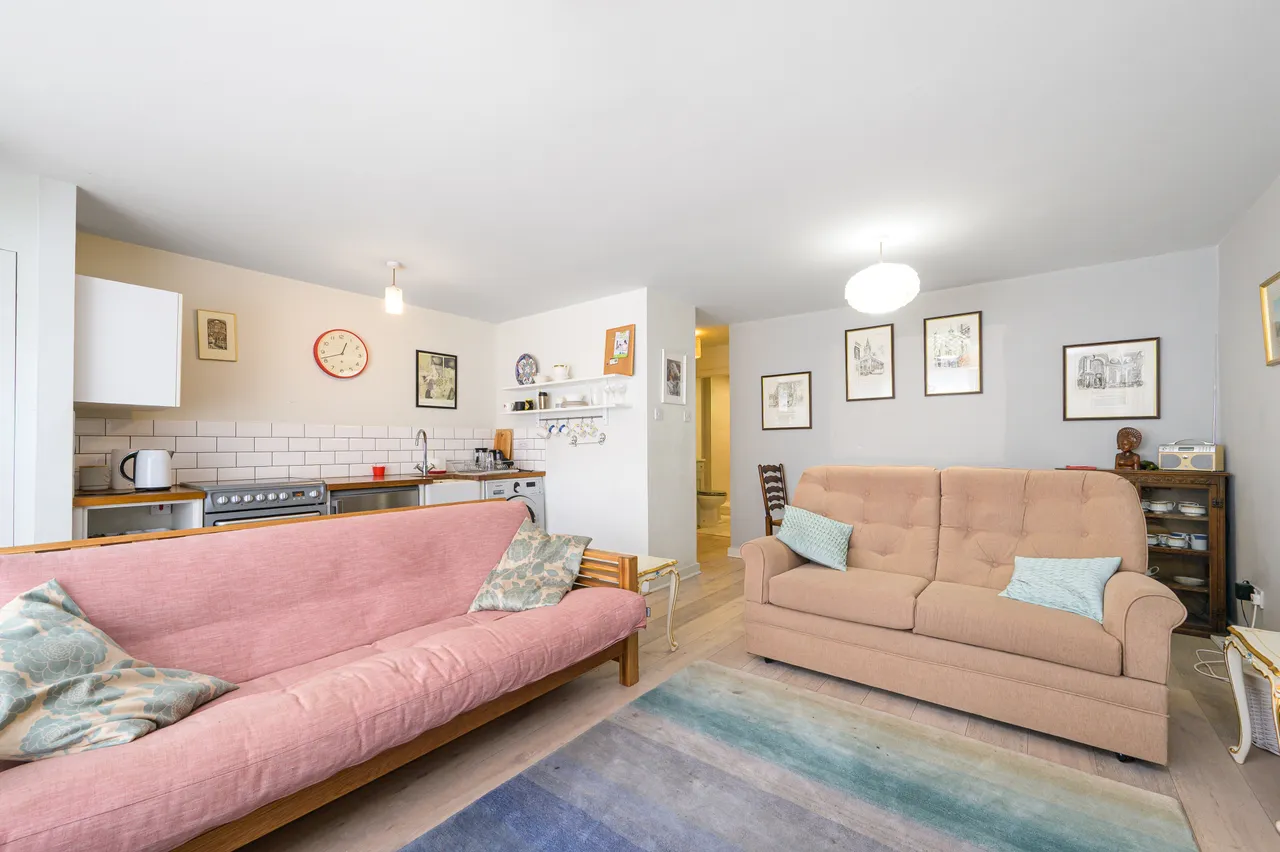 3 New Campden Court, Holly Bush Vale, London, photo 2
