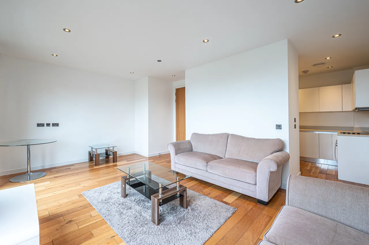 Flat 18 Cascades Apartments, 368-370 Finchley Road, London, photo 2