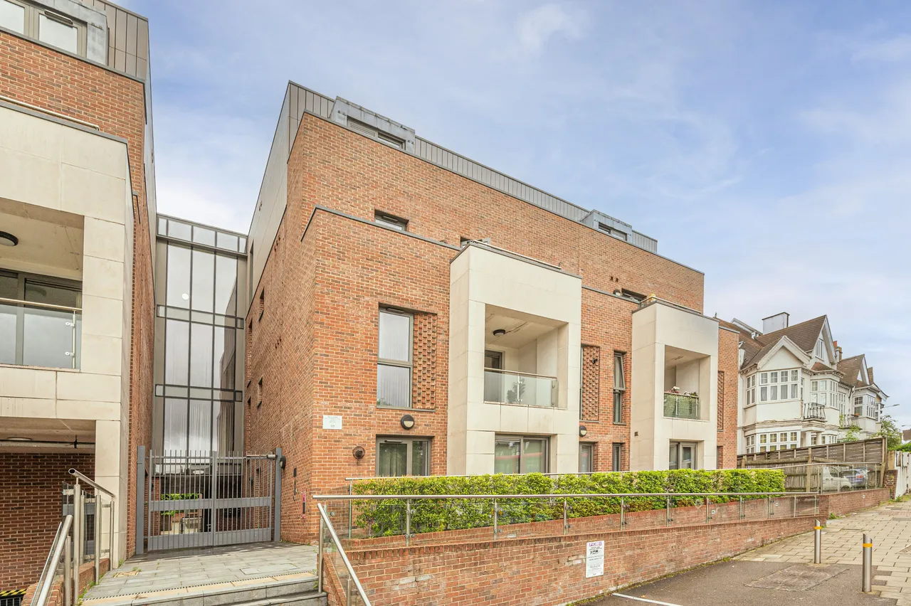 Flat 18 Cascades Apartments, 368-370 Finchley Road, London, photo 9
