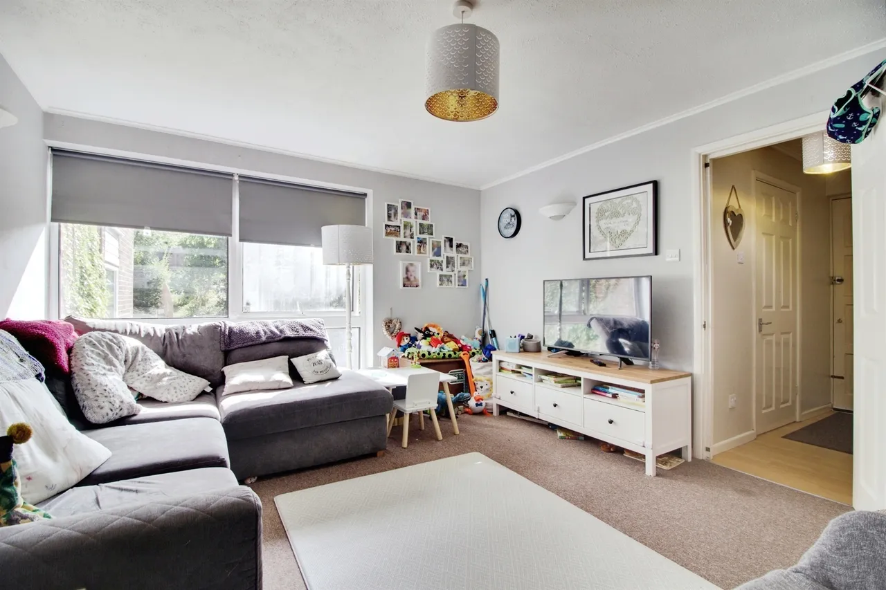 Southall Close, Ware, SG12, photo 3