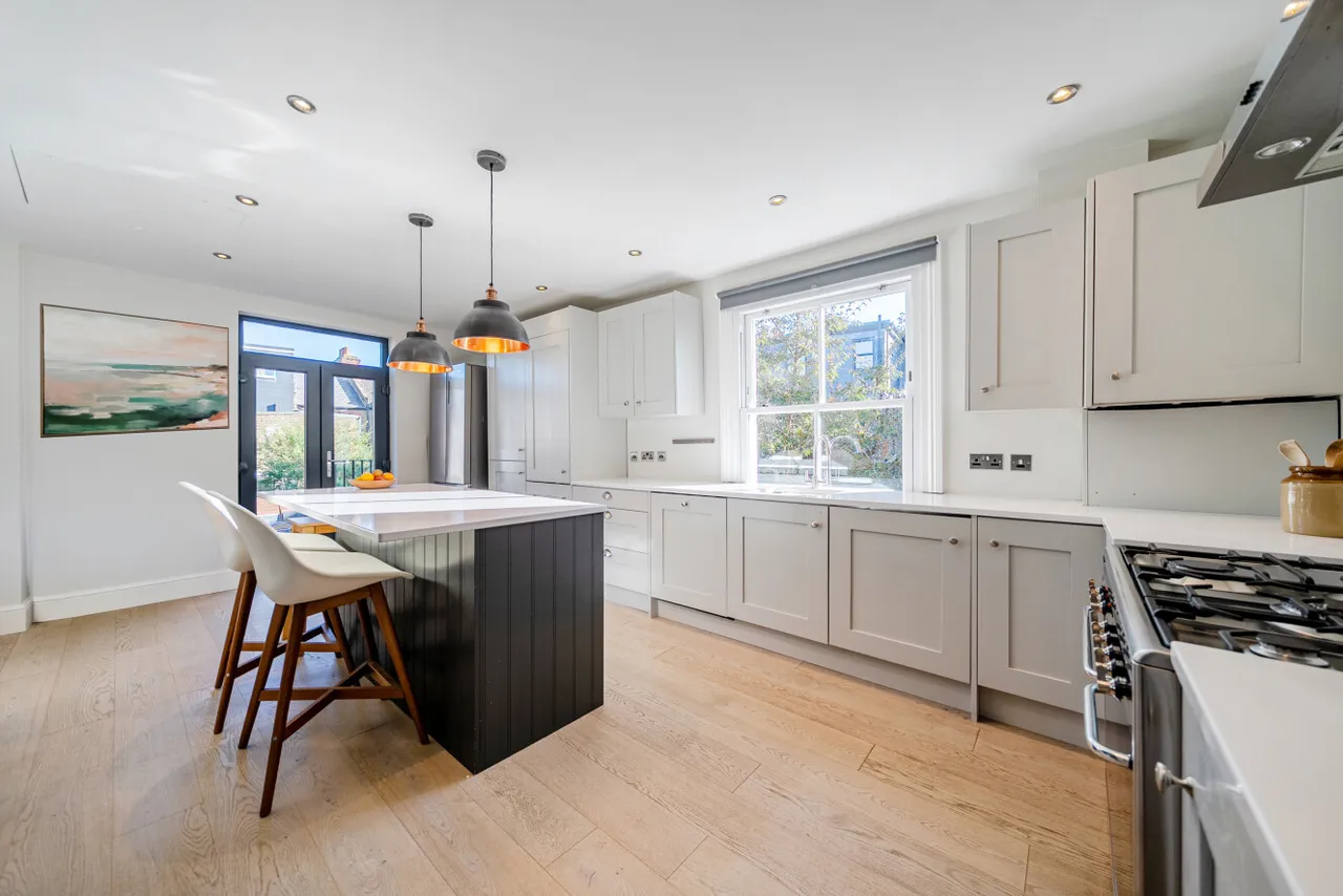 3 bed flat for sale, Avarn Road, Tooting, SW17