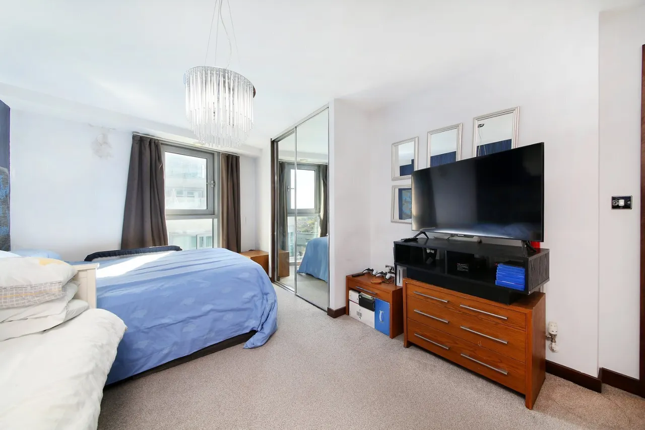 Bridges Court Road, London, SW11, photo 3