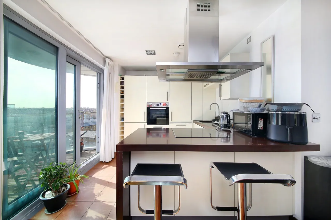 Bridges Court Road, London, SW11, photo 2