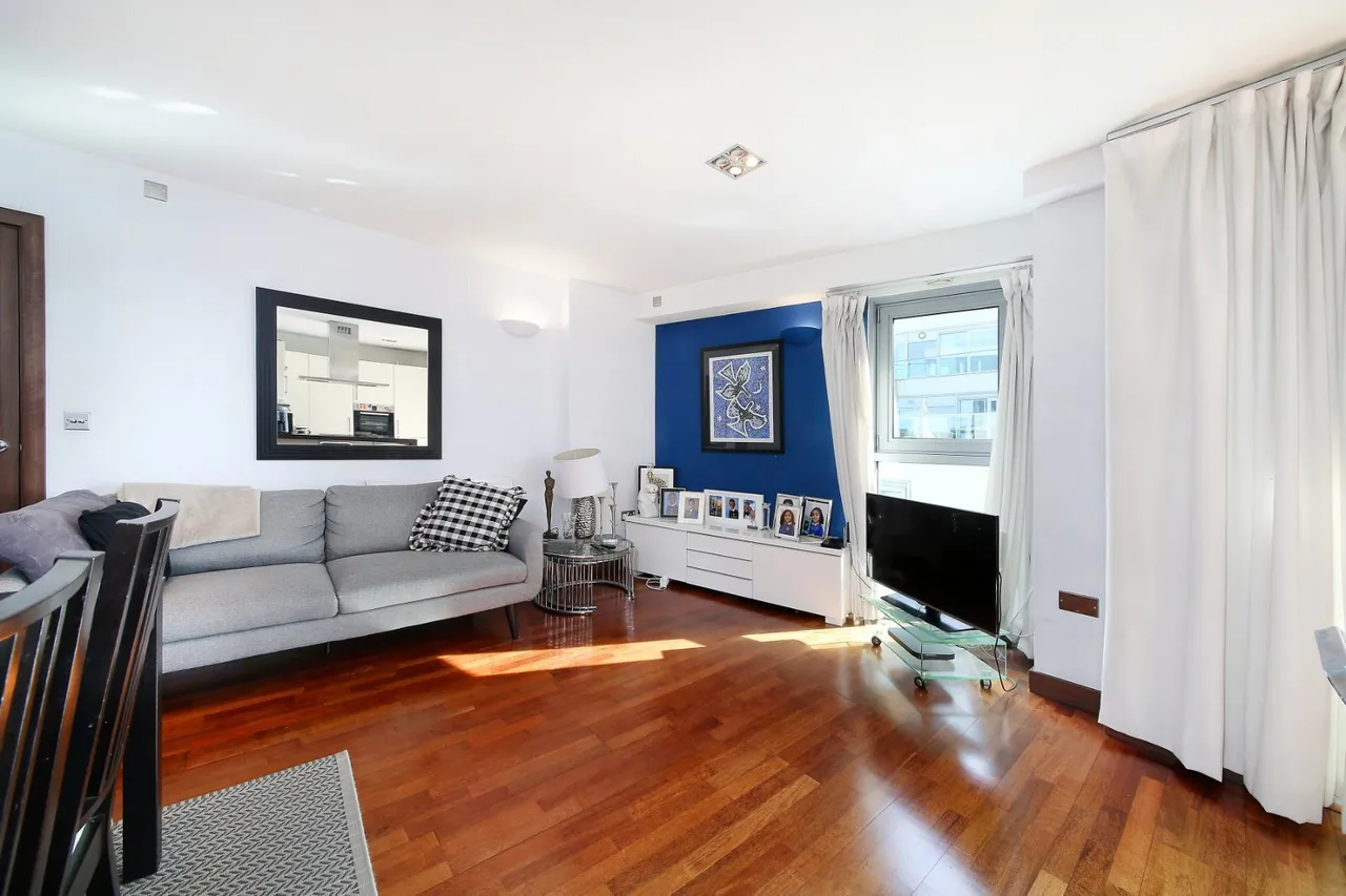 Bridges Court Road, London, SW11, photo 13