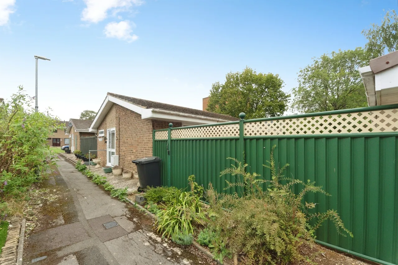 Barrington Close, Swindon, SN3, photo 17