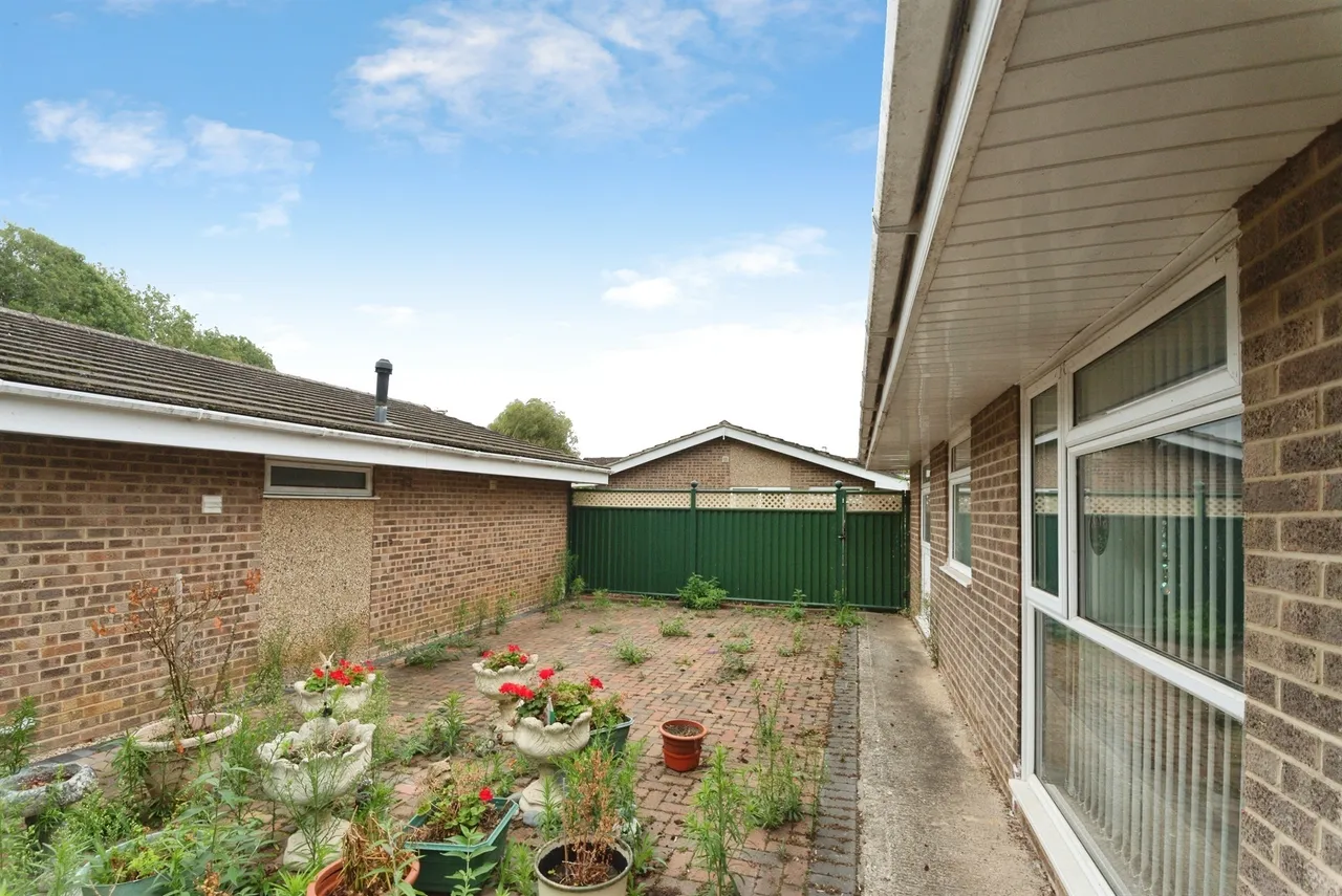 Barrington Close, Swindon, SN3, photo 13