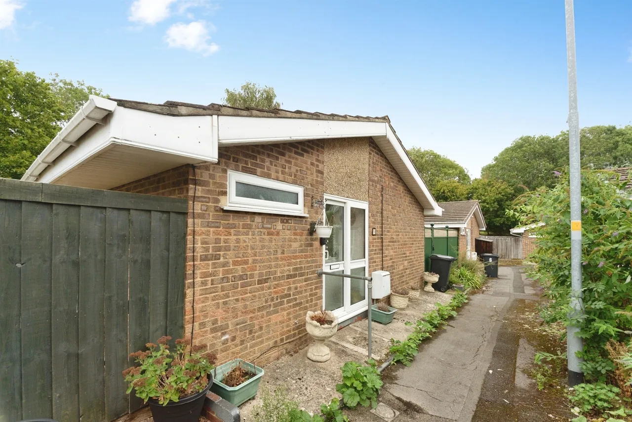 2 bed house for sale, Barrington Close, Swindon, SN3