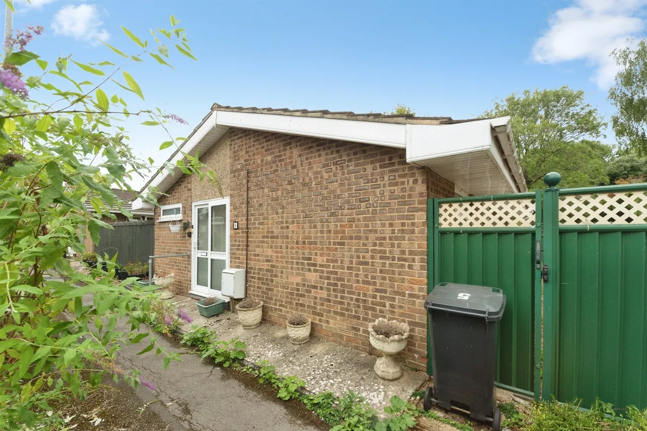Barrington Close, Swindon, SN3, photo 11