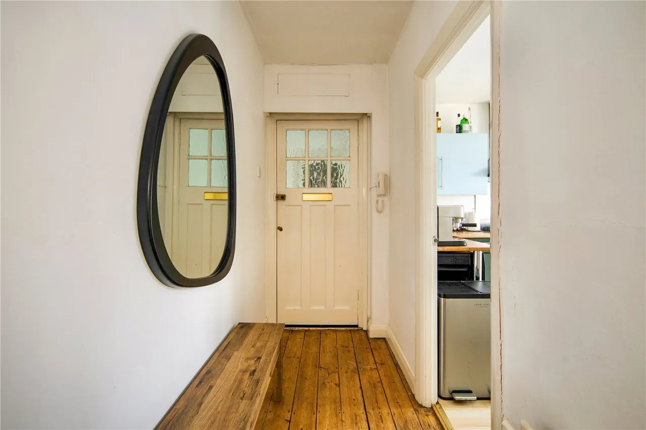 High Road, London, N12, photo 16