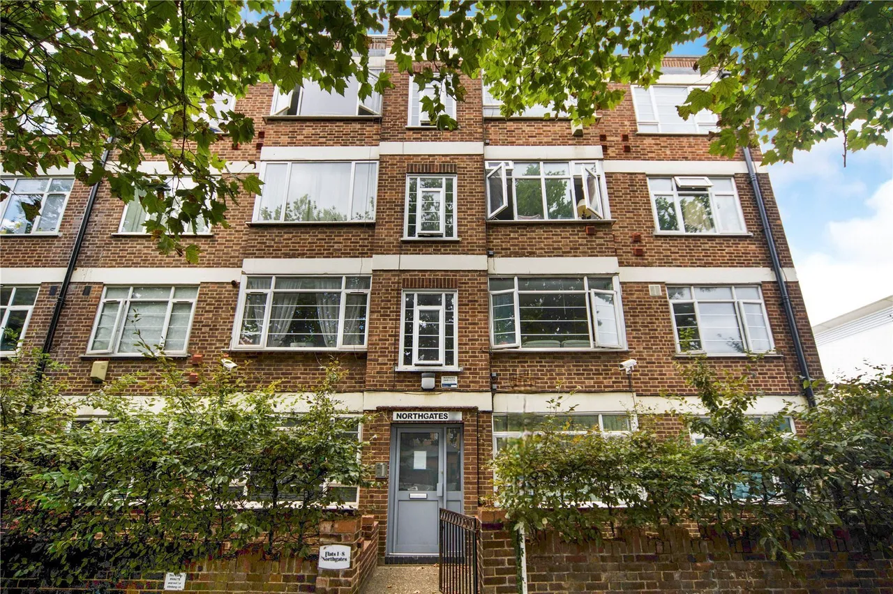 High Road, London, N12, photo 18