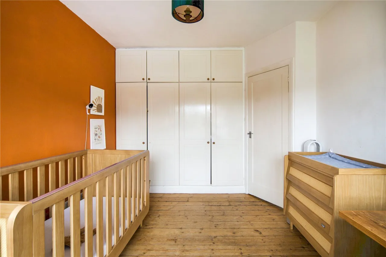 High Road, London, N12, photo 12