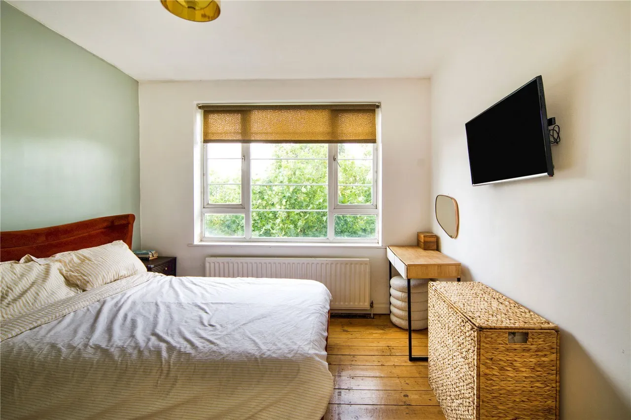 High Road, London, N12, photo 8