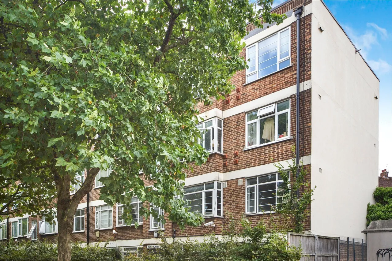 High Road, London, N12, photo 17